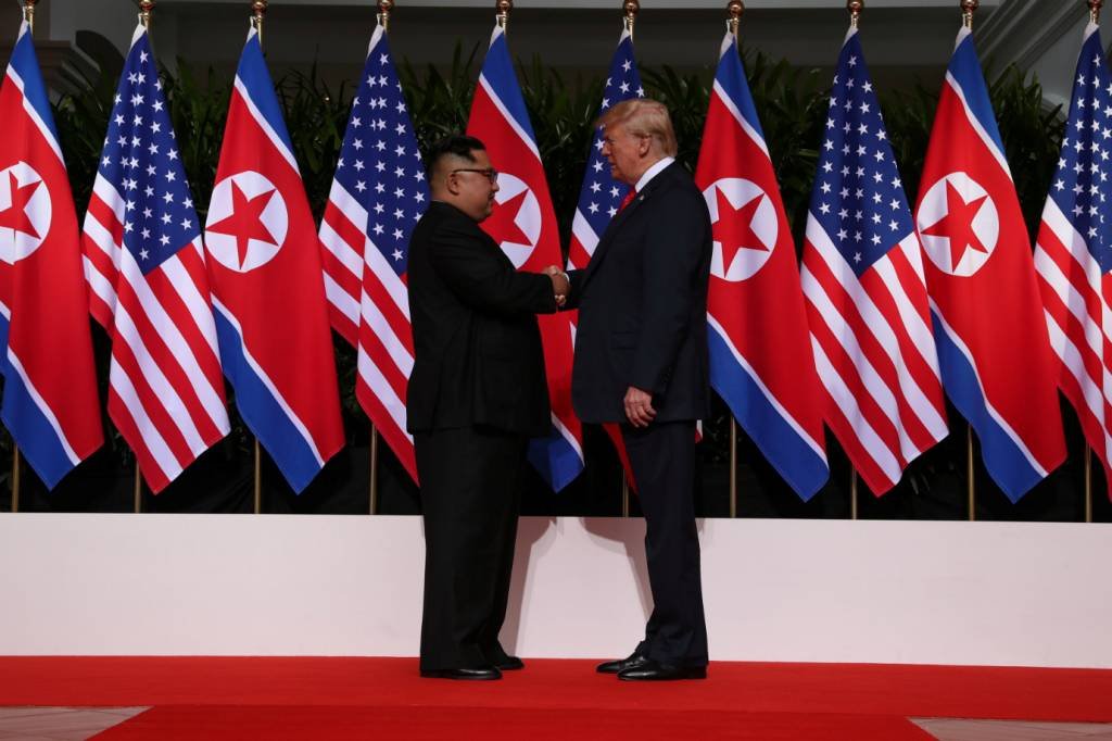 Donald Trump e Kim Jong-un dão aperto de mão histórico; veja imagens