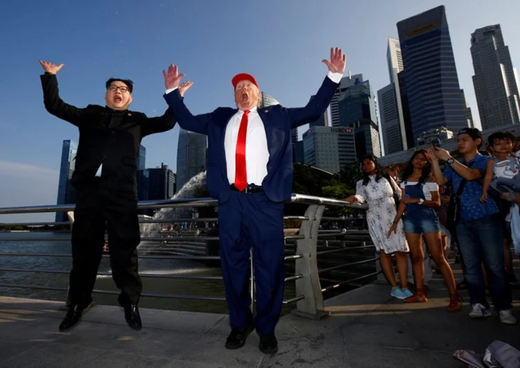 Trump e Kim: sósias fazem sucesso em Singapura, onde ocorrerá o encontro a partir das 23h desta segunda-feira  (Edgar Su/Reuters)