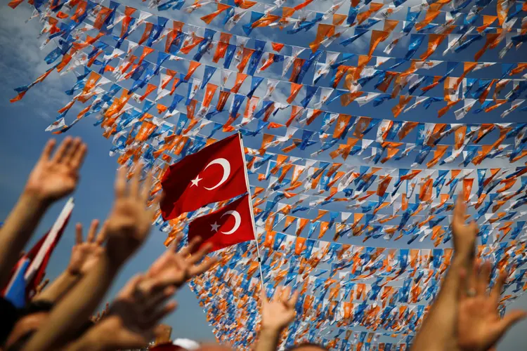 Pessoas na Turquia: país terá eleições gerais neste domingo (Alkis Konstantinidis/Reuters)