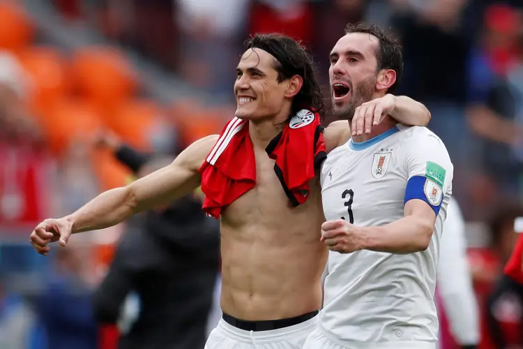 Jogadores do Uruguai, Edinson Cavani e Diego Godin, comemoram vitória de 1x0 contra o Egito na Copa do Mundo 2018 (Andrew Couldridge/Reuters)