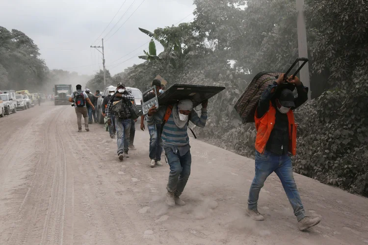 Desocupação: autoridades guatemaltecas disseram que ainda pode haver deslocamentos de materiais vulcânicos, mas descartaram uma nova erupção (Luis Echeverria/Reuters)