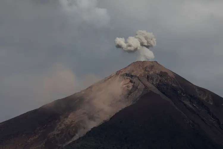 O vulcão Fuego é visto de Alotenango, Guatemala 6 de junho de 2018 (Jose Cabezas/Reuters)
