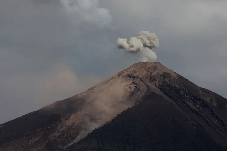 Vulcão de Fogo: autoridades não descartam a possibilidade que uma nova torrente de materiais vulcânicos nas próximas horas ou dias (Jose Cabezas/Reuters)