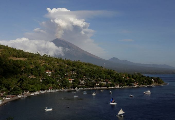 Aeroporto de Bali reabre após erupção do vulcão Agung