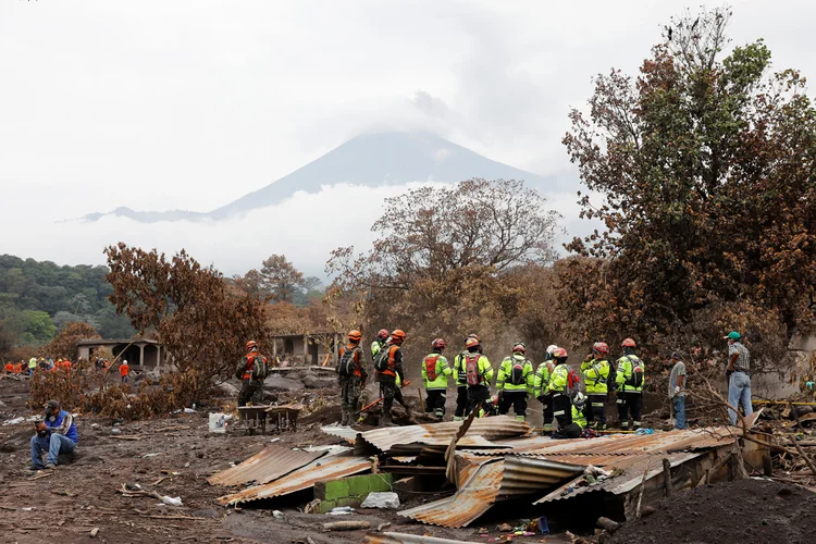 Guatemala: hoje, 19, foram identificadas quatro novas vítimas da erupção (Carlos Jasso/Reuters)