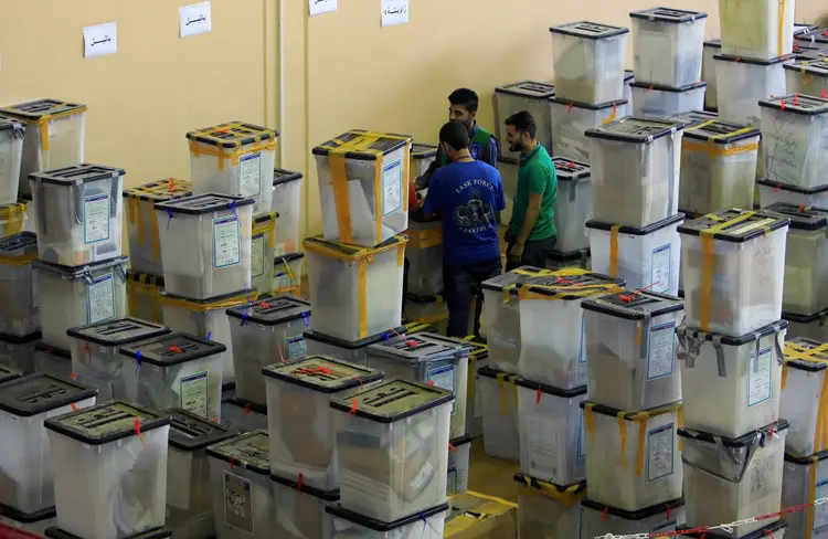 Urnas eleitorais em Dohuk, no Iraque, são inspecionadas por membros da Comissão Eleitoral Independente do país (Ari Jalal/File Photo/Reuters)