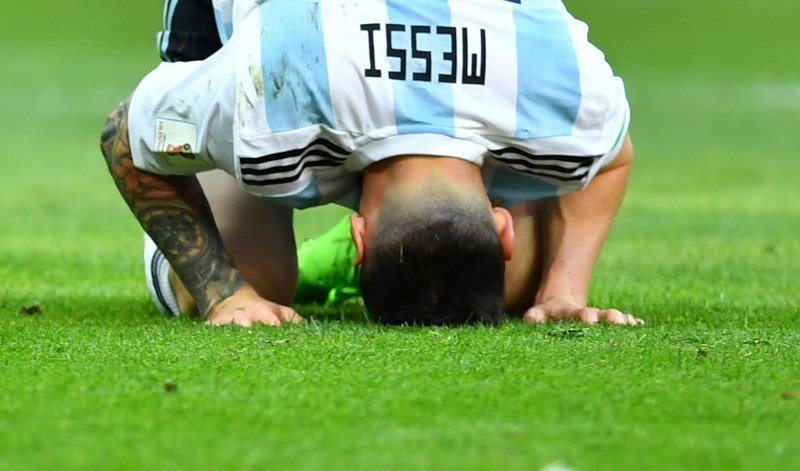 Imprensa argentina destaca fim da geração de Messi após eliminação na Copa