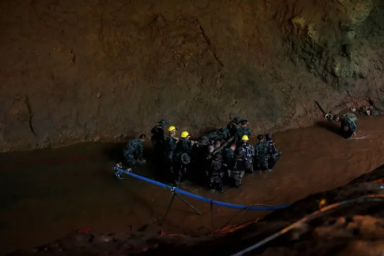 O treinador e as 12 crianças estão desaparecidas há nove dias em uma caverna de 10 quilômetros de profundidade (Soe Zeya Tun/Reuters)
