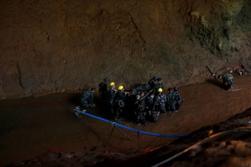 Crianças presas em caverna são encontradas sãs e salvas na Tailândia