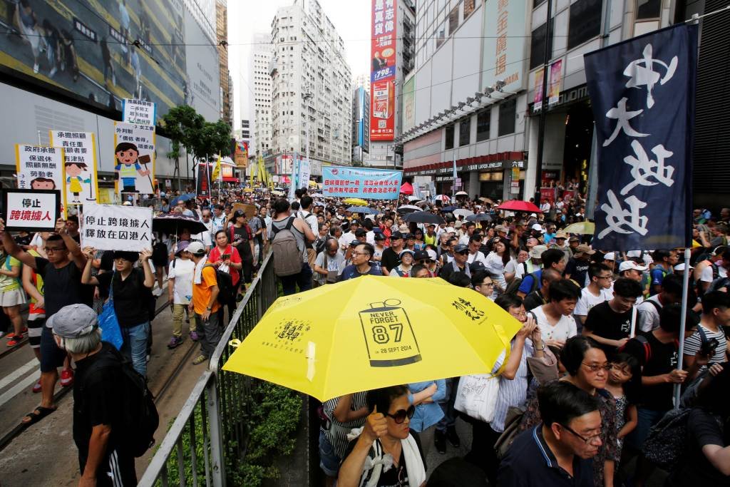 Manifestação por democracia em Hong Kong reúne milhares de pessoas