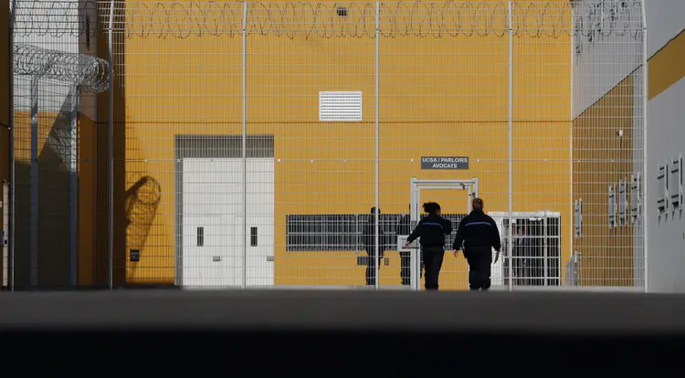 Guardas vigiam a entrada da prisão de Réaud, na França, de onde o "inimigo nº 1" da nação fugiu de helicóptero (Christian Hartmann/File Photo/Reuters)