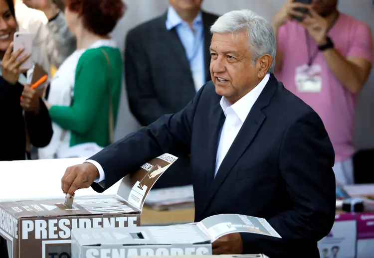Andres Manuel Lopez Obrador vota nas eleições presidenciais na Cidade do México (Edgard Garrido/Reuters)