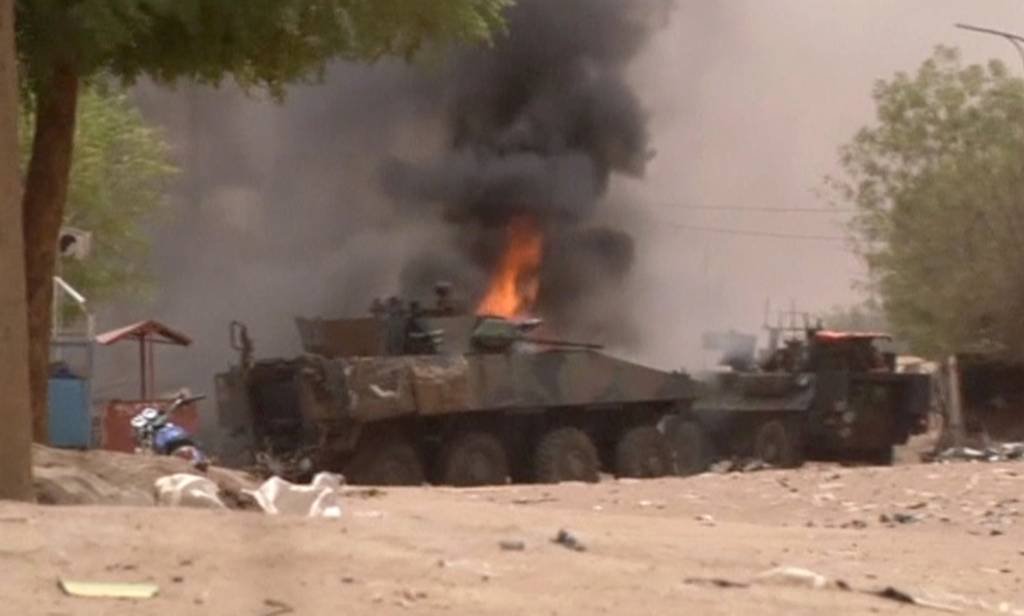 Vídeo mostra combate ao fogo após ataque que matou dois civis em Mali (Reuters TV/Reuters)