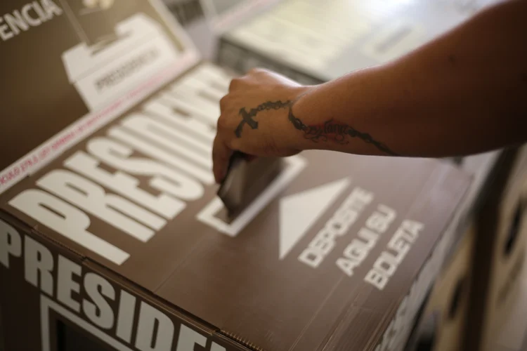 Eleitor vota nas eleições presidenciais do México (Jose Luis Gonzalez/Reuters)