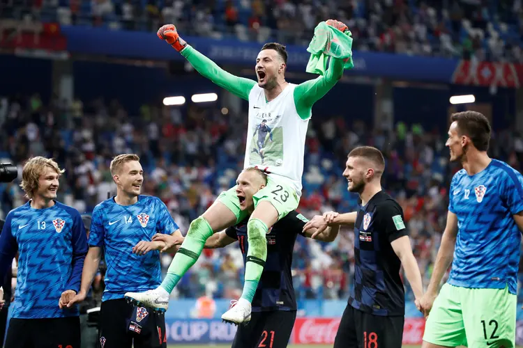 Danijel Subasic, goleiro da Croácia, é carregado nos ombros depois de defender três pênaltis contra a Dinamarca (Damir Sagolj/Reuters)