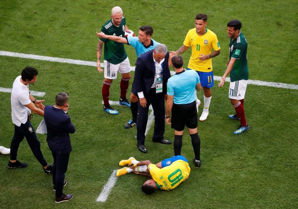 Layún nega pisão em Neymar e diz: Fica mais tempo no chão do que em pé