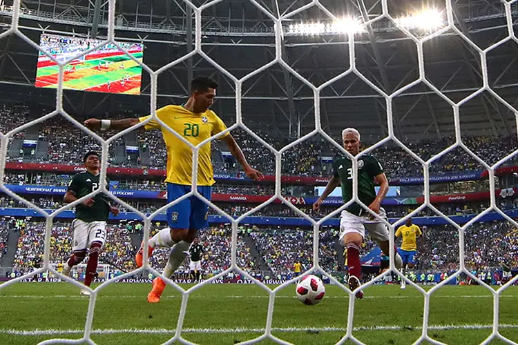 Firmino marca o segundo gol do Brasil no final do segundo tempo (Michael Dalder/Reuters)
