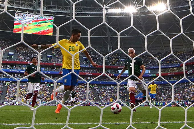 As imagens dos melhores momentos de Brasil 2 x México 0