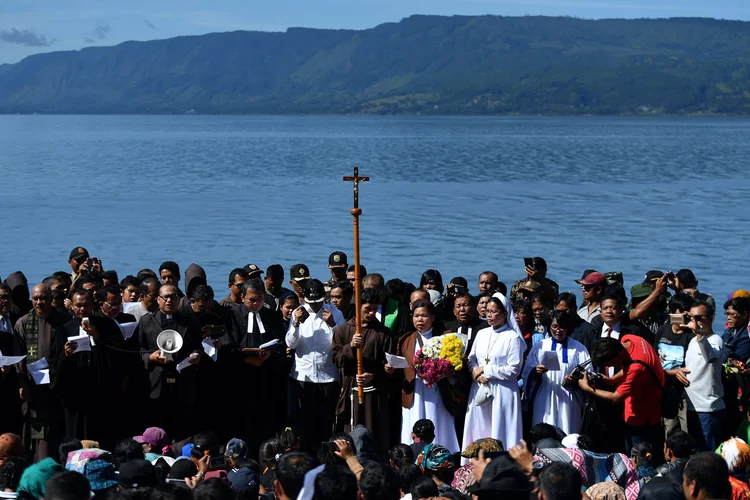 Indonésia: pelo menos 12 pessoas morreram após o naufrágio de uma embarcação de 139 ocupantes (Sigid Kurniawan/Reuters)