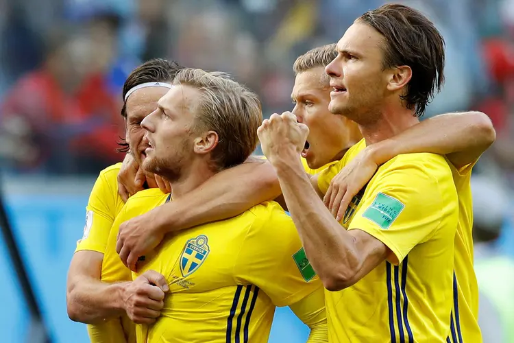 Suécia se colocou entre as melhores seleções do mundo pela quinta vez na história, a primeira desde 1994, ao vencer a Suíça por 1 a 0 nesta terça-feira (Darren Staples/Reuters)