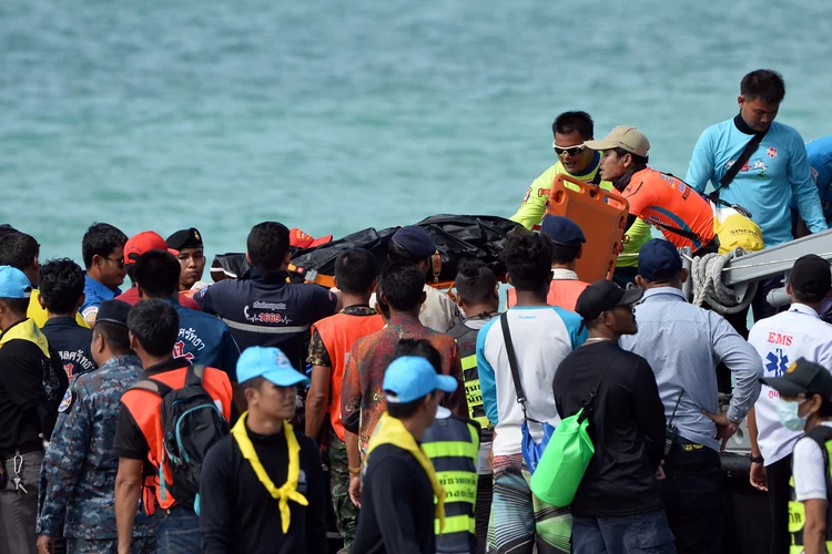 Nos naufrágios, 127 turistas chineses estavam a bordo, dos quais 2 morreram, 78 foram resgatados e 47 continuam desaparecidos (Sooppharoek Teepapan/Reuters)