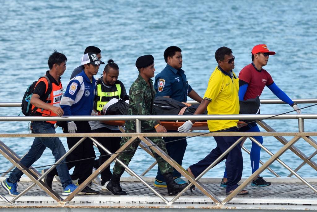 A Marinha da Tailândia disse que "muitos corpos" haviam sido encontrados dentro do barco (Sooppharoek Teepapan/Reuters)