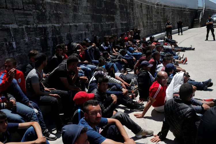 Desde 2015, vários franceses prestam assistência aos migrantes, geralmente africanos que fogem da instabilidade de seus países (Jon Nazca/Reuters)