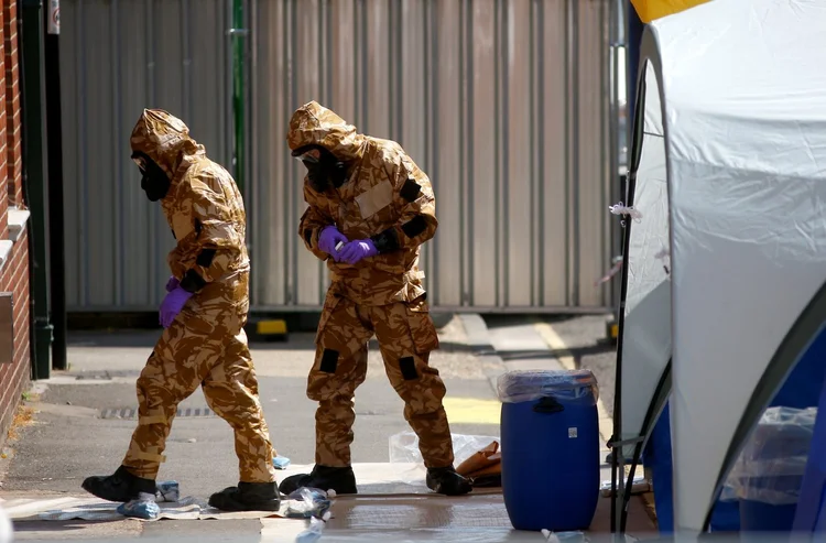 Envenenamento: segundo confirmou ontem a polícia britânica, Charlie Rowley, de 45 anos, e Dawn Sturgess, de 44, "foram expostos ao agente nervoso após manipularem um objeto contaminado" (Henry Nicholls/Reuters)