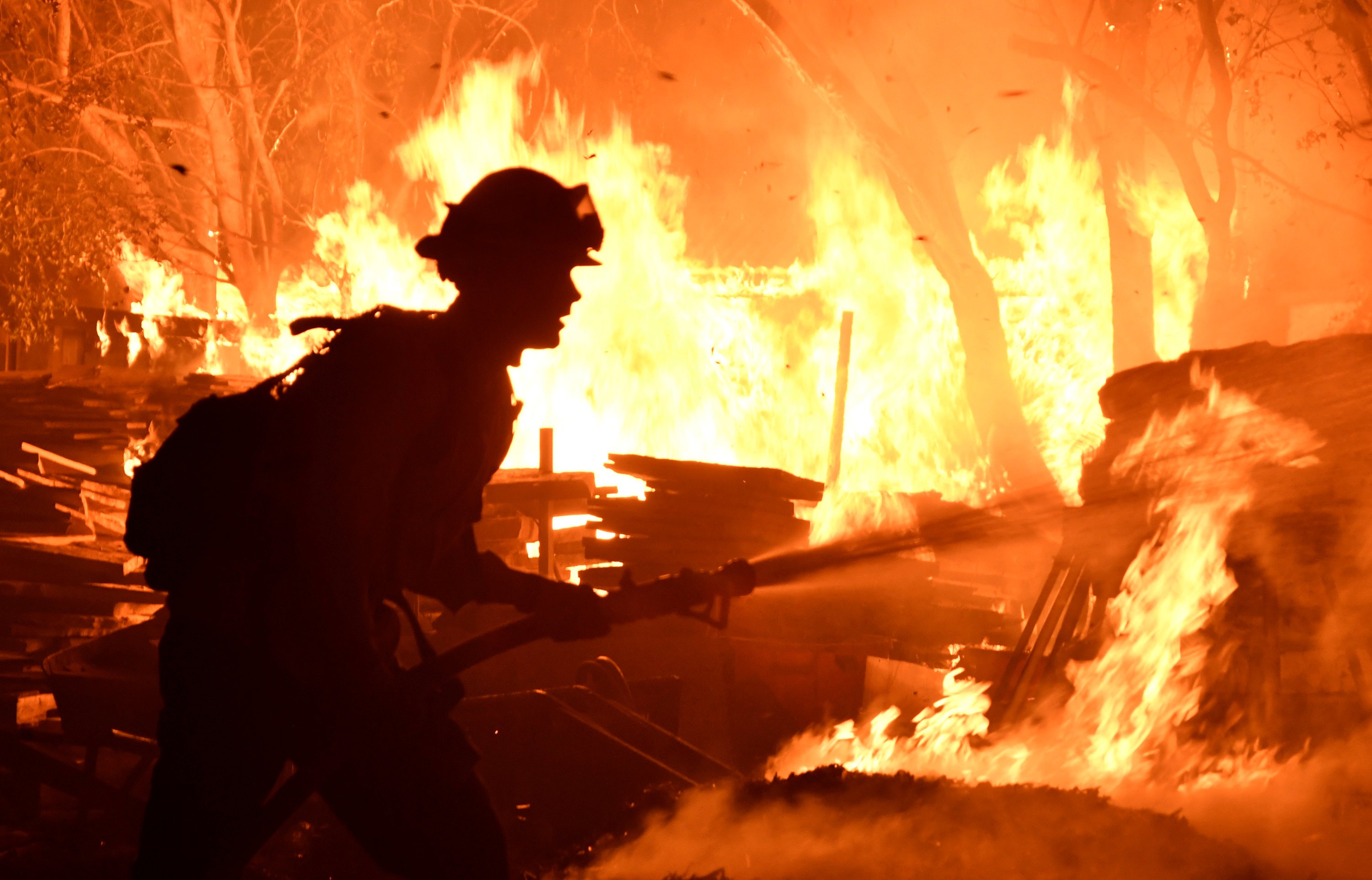 Incêndio se alastra rapidamente na Califórnia, e moradores são evacuados