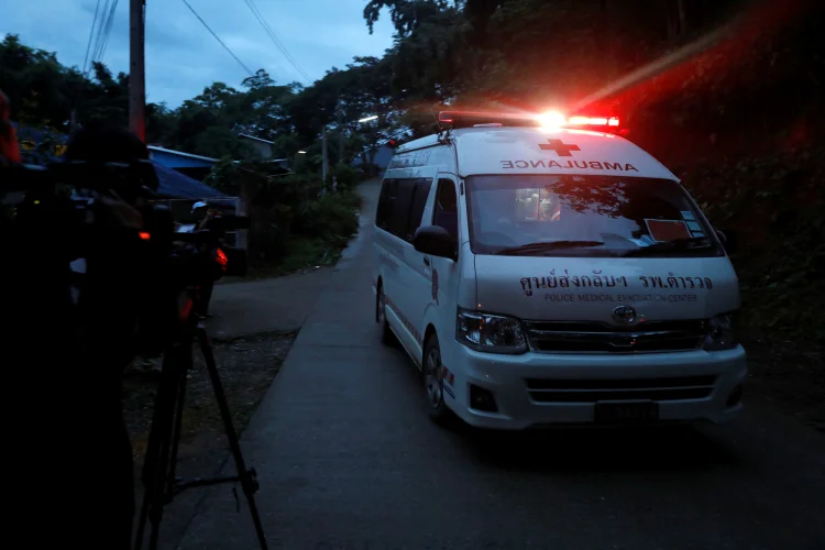 Equipes de resgate trabalham para retirar as 12 crianças e o treinador da caverna na Tailândia (Soe Zeya Tun/Reuters)