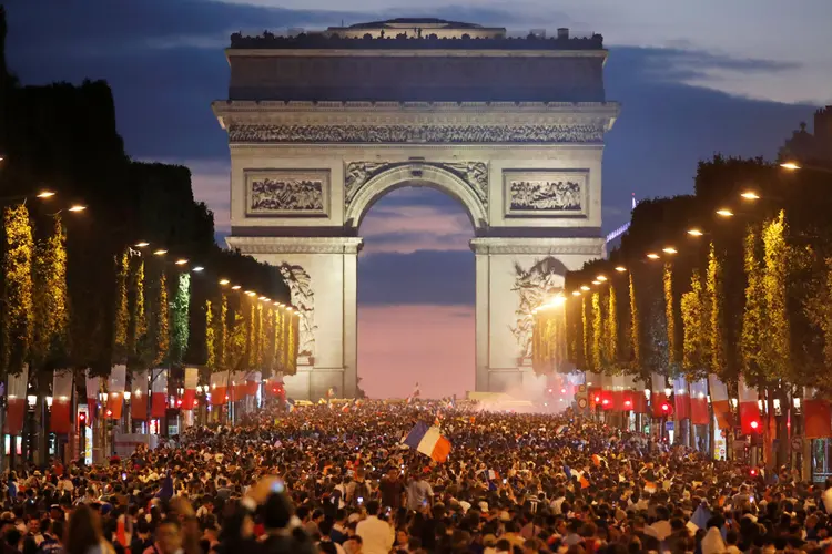 Torcedores franceses comemoram na Champs-Elysées após a seleção da França derrotar a Bélgica na semifinal da Copa do Mundo. 10 de julho de 2018. REUTERS / Charles Platiau (Charles Platiau/Reuters)