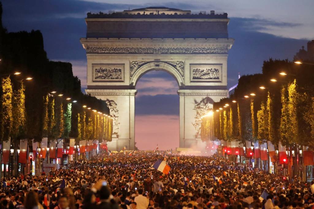 Torcedores franceses comemoram time na final da Copa; veja imagens