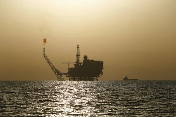 Plataforma de petróleo: Valores de referência do petróleo, Brent e WTI acumulam queda de cerca de um terço até este momento do ano (Darrin Zammit Lupi/Reuters)