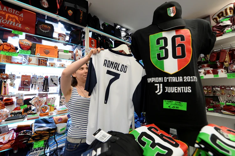 Mulher ajusta camisa da Juventus com o nome de Cristiano Ronaldo em loja de souvenirs em Turin, na Itália (Massimo Pinca/Reuters)