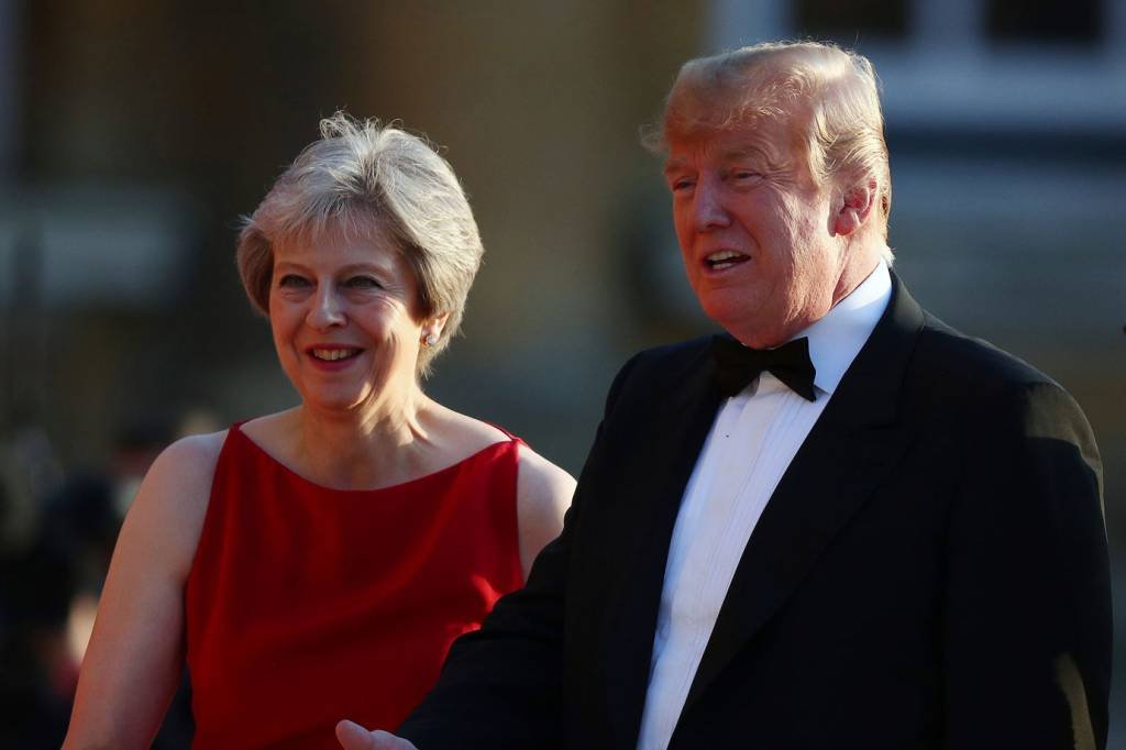 May elogia "querido amigo" EUA e Trump questiona planos para o Brexit