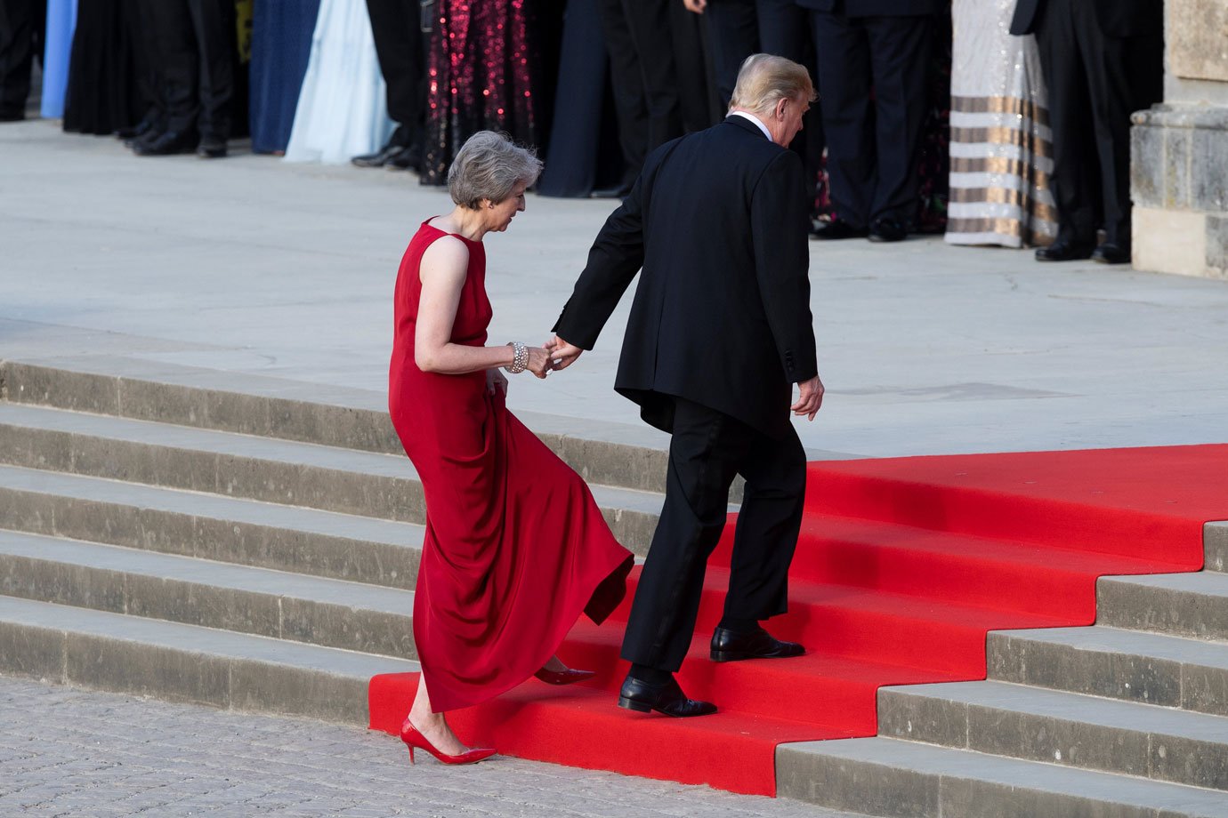 May estende a mão a Trump para pacto "sem precedentes" após Brexit