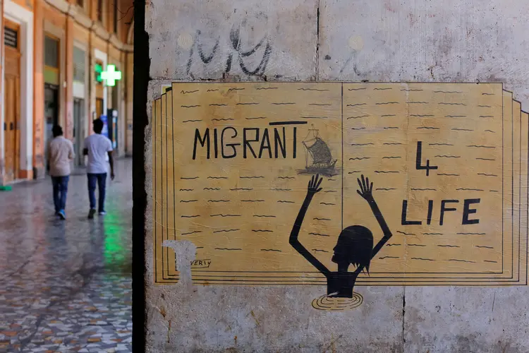 Poster sobe imigração no centro de Roma: no último impasse, Itália e Malta se recusaram a deixar um barco de pesca cheio de migrantes atracar

 (Tony Gentile/Reuters)