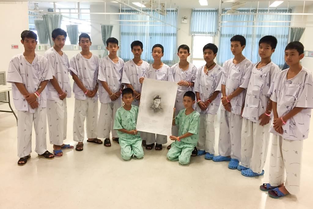 Meninos da caverna choram a morte de mergulhador na Tailândia