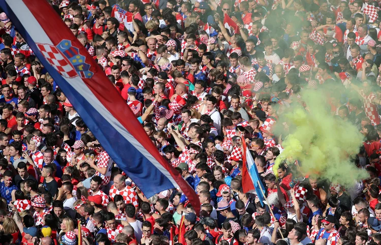 Croatas são vistos torcendo na principal praça de Zagreb, na Croácia, antes de jogo contra a França na final da Copa do Mundo 2018 (Marko Djurica/Reuters)