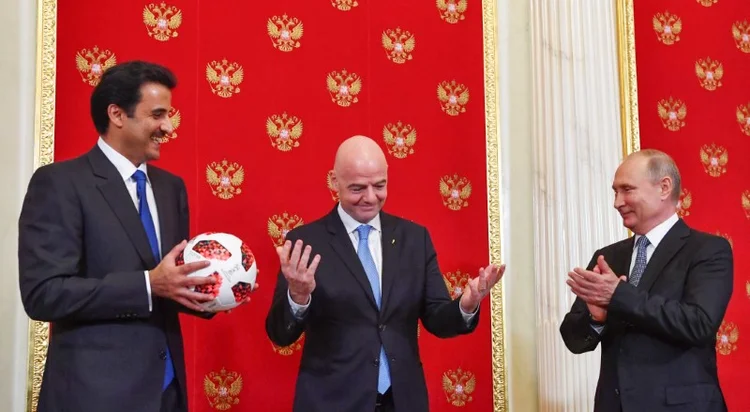 Emir do Catar, xeique Al-Thani, presidente da Fifa, Infantino, e presidente russo, Putin, em Moscou 15/07/2018 Yuri Kadobnov/Pool via Reuters (Yuri Kadobnov/Reuters)