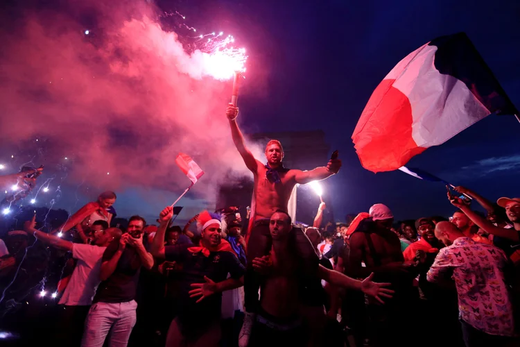 França: imensa festa de comemoração da final da Copa do Mundo deixou duas pessoas mortas e confrontos com policiais (Gonzalo Fuentes/Reuters)