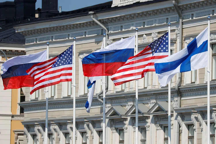 Bandeiras americana, russa e finlandesa são vistas do lado de fora do Palácio Presidencial antes do encontro entre o presidente dos EUA, Donald Trump, e o presidente da Rússia, Vladimir Putin, em Helsinque, Finlândia, 16 de julho de 2018. REUTERS / Leonhard Foeger (Leonhard Foeger/Reuters)