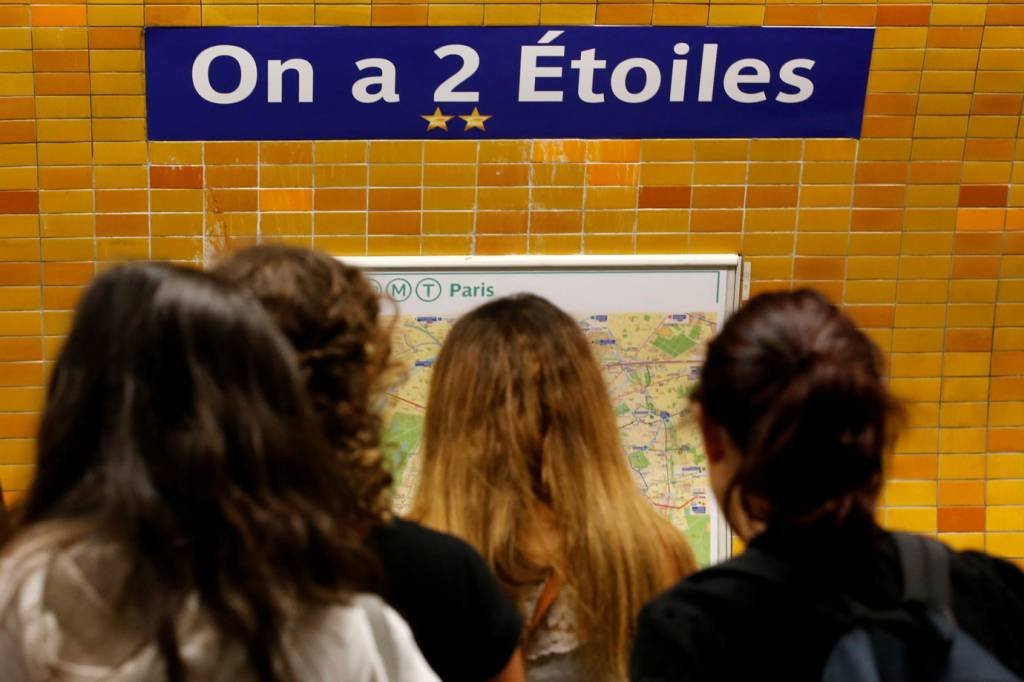 Metrô de Paris troca nome de estações para homenagear jogadores da Copa