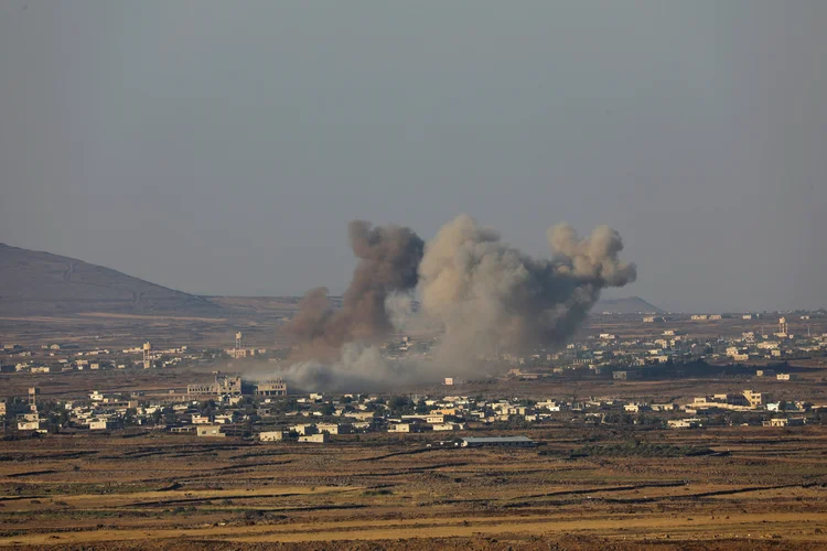 14 pessoas ficaram feridas em bombardeios das forças leais a Assad em áreas situadas entre a província de Deraa e Al Qunaitra, segundo ONG (Alaa al Faqir/Reuters)