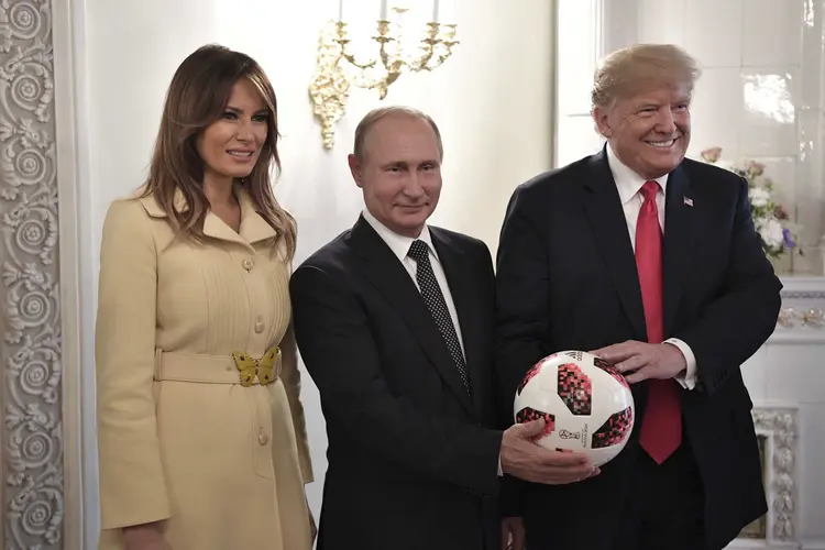 Putin e Trump: "Agora a bola está no seu campo", declarou o presidente russo, provocando o riso do líder dos EUA (Sputnik/Alexei Nikolsky/Kremlin/Reuters)