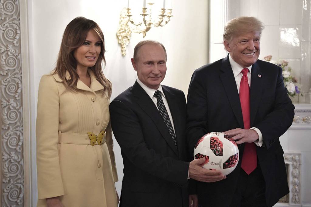 Putin oferece bola de futebol a Trump, que elogia Copa