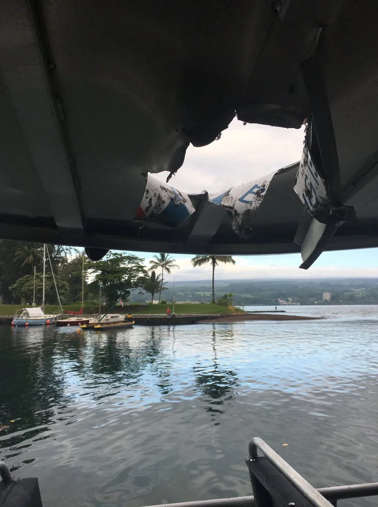 Havaí: autoridades locais explicaram que bomba vulcânica, do tamanho de uma bola de basquete, atravessou a coberta de uma embarcação no porto de Wailoa em Hilo (Hawaii Department of Land and Natural Resources/Handout/Reuters)