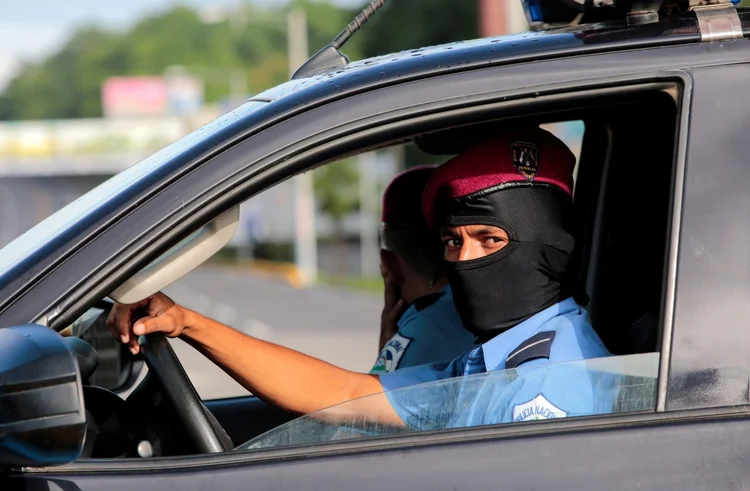 Masaya, na Nicarágua: policiais e paramilitares encapuzados fortemente armados percorreram a cidade em caminhonetes, enquanto outros limpavam as ruas (Oswaldo Rivas/Reuters)