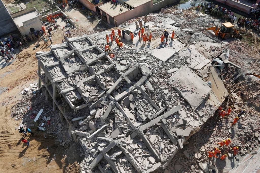 Prédio em construção de seis andares perto de Nova Délhi caiu com pelo menos 12 trabalhadores (Adnan Abidi/Reuters)
