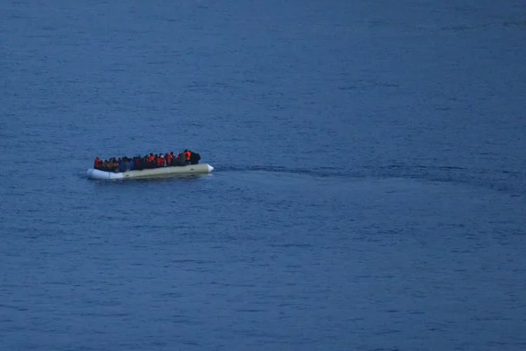 Imigrantes são vistos a bordo de bote: equipes de resgate estão procurando outras 25 pessoas (Murad Sezer/Reuters)